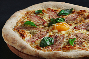 Pizza Carbonara con huevo